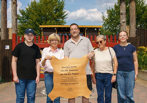 Gruppe vor Banner 'Im Tal des Todes', Bad Segeberg.