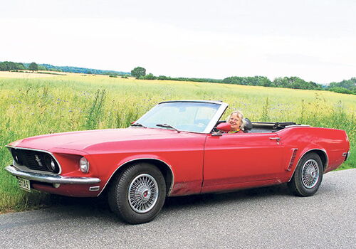 Mit ihrem roten Ford Mustang Cabriolet fällt Ulrike Kaldewey auf. Den Oldtimer schenkte ihr Mann ihr zum Geburtstag.Fotos: hfr