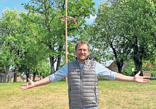 Philipp Frank im Freien mit offenen Armen