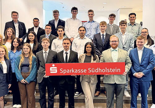 Gruppenfoto von Sparkasse Südholstein Mitarbeitern.