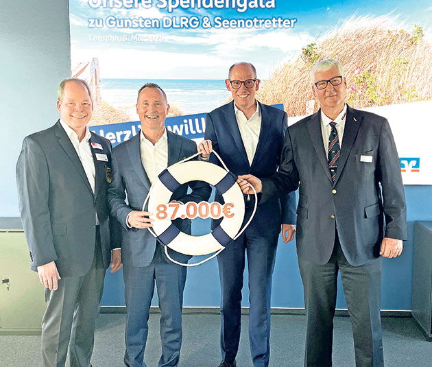 Spende von VR-Bank an DLRG-Einrichtungen überreicht. VR-Bank Spende an DLRG-Einrichtungen übergeben.