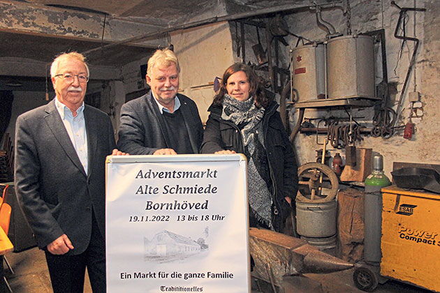 Vorfreude in der Alten Schmiede in Bornhöved: Hans-Peter Küchenmeister (li.), Gerhard Frank und Nadja Hannemann bereiten sich auf den Adventsmarkt vor. Foto: mq