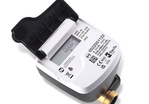 Digitaler Wasserzähler mit offenem Schutzdeckel.