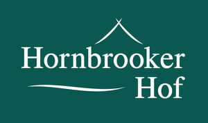 Logo des Hornbrooker Hof mit grünem Hintergrund