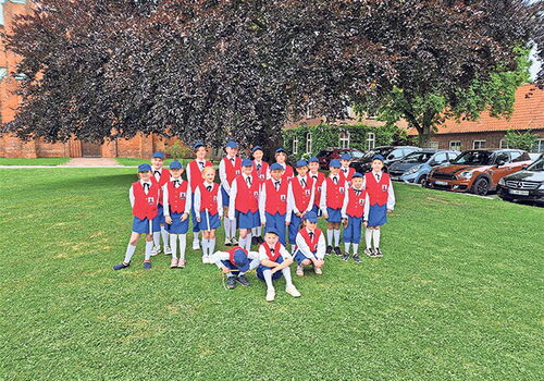 Kindervogelschießenverein, Gruppe von Kindern in Uniform im Freien
