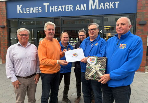 Gruppe von Männern vor Kleines Theater am Markt.