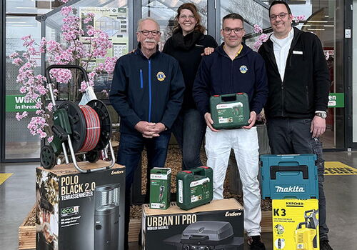 Hagebaumarktleiter und Madleine Hanke überreichten Tombola-Preise.