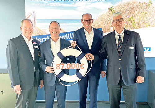 VR-Bank Spende an DLRG-Einrichtungen übergeben.