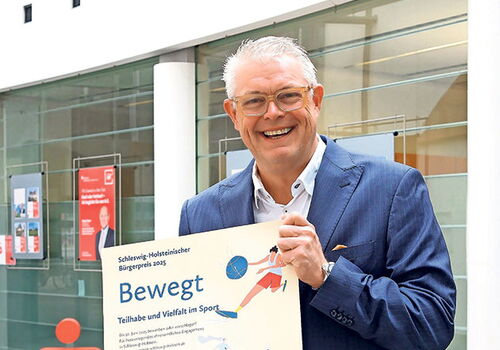 Bürgerpreis Schleswig-Holstein Plakat von Ansgar Menke gehalten