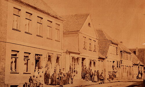 Historische Gebäude Kurhausstraße 1883, Menschen draußen