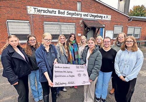 Gruppe überreicht Spende an Tierschutzverein.
