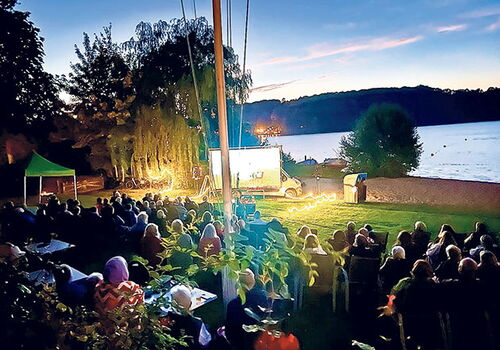 An der Badestelle am Großen Segeberger See steigt am morgigen Sonnabend die sechste Auflage des Ackerkinos.Foto: hfr