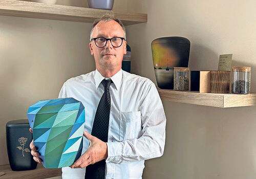 Bestatter Marco Fromm eröffnet in Bornhöved eine Filiale seines Bestattungsunternehmens. Am Sonntag lädt er zum Tag der offenen Tür ein.Foto: ohe
