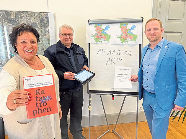 Bei einer Einwohnerversammlung wollen Bürgervorsteherin Monika Saggau, Wehrführer Mark Zielinski und Bürgermeister Toni Köppen (v.li.) über Bevölkerungs-und Katastrophenschutz informieren. Foto: ohe