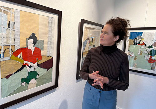 Frau betrachtet moderne Gemälde in einer Galerie.