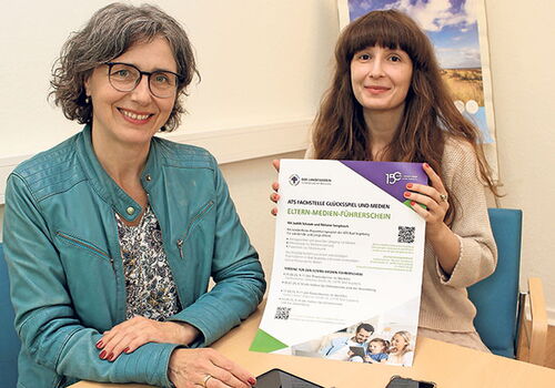 Judith Schaum und Melanie Sengbusch mit einem Plakat