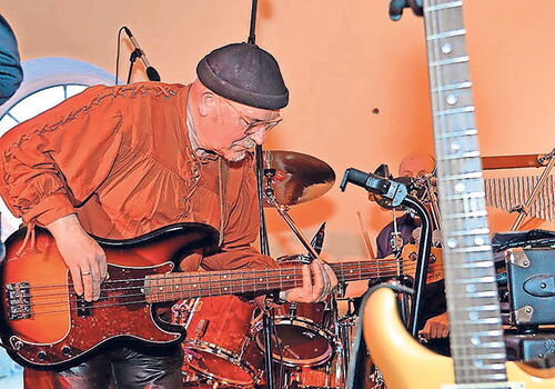 Band Crossf!eld spielt live mit Gitarre und Schlagzeug.