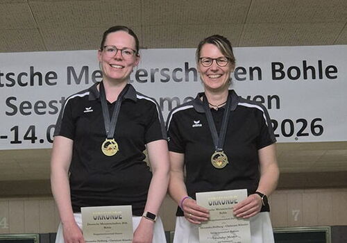 Zwei Frauen mit Medaillen bei einer Kegelmeisterschaft.