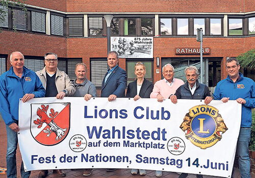 Vorfreude auf die Feste in Wahlstedt (v.li.): Klaus Neumann, Frank Pagel, Paul Griese, Bürgermeister Jan Christoph, Karen Zarp-Menzel, Bürgervorsteher Horst Kornelius, Wolfgang Lippke und Alexander Köhn präsentierten das Programm.