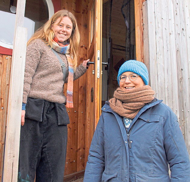Viola Gadow-Frangakos (re.) hat für die von ihr gegründete Wakendorfer Wiesenhof Initiative die Ergotherapeutin Carolin Hönig engagiert. Viola Gadow-Frangakos (re.) hat für die von ihr gegründete Wakendorfer Wiesenhof Initiative die Ergotherapeutin Carolin Hönig engagiert.