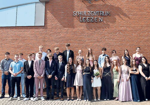 Gruppenfoto von Schülern vor Schulzentrum Leezen.