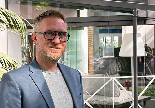 Mann mit Brille in einem modernen Bürogebäude
