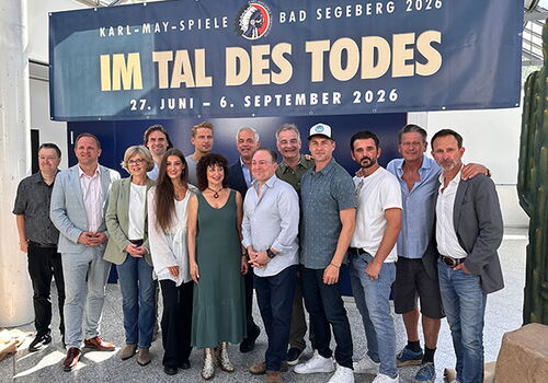 Gruppe vor Karl-May-Spiele-Banner "Im Tal des Todes".