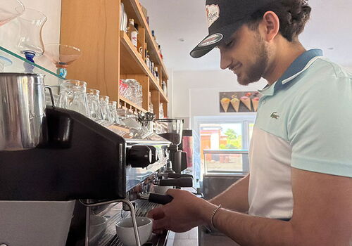 Barista bei der Kaffeezubereitung an der Espressomaschine