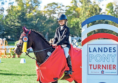 Reiter mit Pony beim Landes Pony Turnier