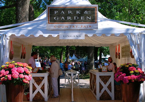 Eingangszelt zur Park & Garden Country Fair, geschmückt mit Blumen.