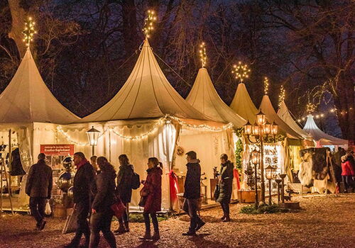 Weihnachten Markt mit weißen Zelten und Lichtern.