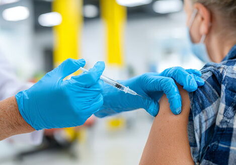 Person erhält Injektion in einer Klinik.