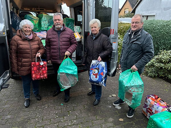 Ilse Klein, Peter Winkler, Margrit Klopfenstein und Helmut Lang (v.li.) brachten die Hilfsgüter nach Polen. Seit 40 Jahren unterstützt der DRK-Ortsverein ein Kinderheim in Pszczyna. Foto: ohe