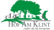 Hof am Klint Logo mit Baum und Silhouetten Logo des Hof am Klint mit Baum und Figuren