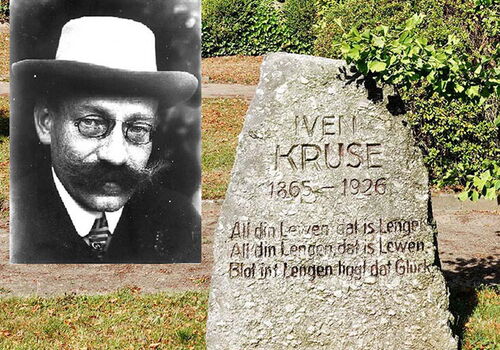 Porträtfoto neben Grabstein von Iven Kruse im Grünen.