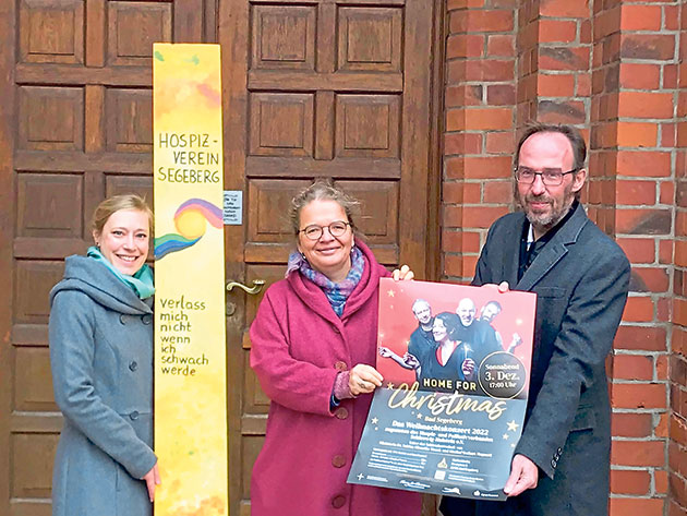 Ines Vogelmann, Elke Hoffmann und Kai Gräper Südholstein kündigen das Weihnachtskonzert in der Marienkirche an.Foto: hfr