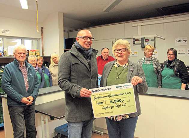 Eine Spende für die Segeberger Tafel: Basses-Blatt-Geschäftsführer Tim Klatt überreichte der Vorsitzenden Kirsten Tödt einen Scheck im Wert von 5.500 Euro. Das Geld stammt aus dem Erlös einer Sonderseitenaktion, an der sich viele Anzeigenkunden beteiligt Eine Spende für die Segeberger Tafel: Basses-Blatt-Geschäftsführer Tim Klatt überreichte der Vorsitzenden Kirsten Tödt einen Scheck im Wert von 5.500 Euro. Das Geld stammt aus dem Erlös einer Sonderseitenaktion, an der sich viele Anzeigenkunden beteiligt