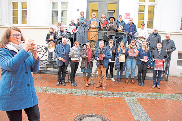Geschäftsleute und Organisationen bieten im Advent jeden Tag eine Überraschung in der Bad Segeberger Innenstadt. Foto: ohe