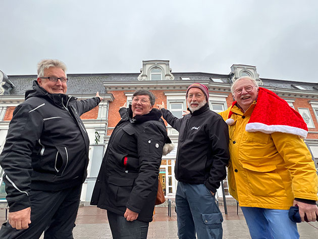 Dort oben schläft der Weihnachtsmann: Thomas Beth, Marlis Stagat, Reinhard Schweim und Uwe Voss zeigen das neue Schlafzimmer des Rauschebartes. Am Sonnabend sollen Kinder ihn wecken. Foto: ohe