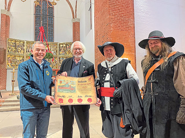 Als Dank für die großzügige Spende des Lions Club Segeberg in Höhe von 11.156 Euro für den Orgelneubau der Bad Segeberger Marienkirche überreichte Prof. Asmus J. Hintz, Vorsitzender des Fördervereins Marienkirche, zusammen mit den beiden historisch geklei