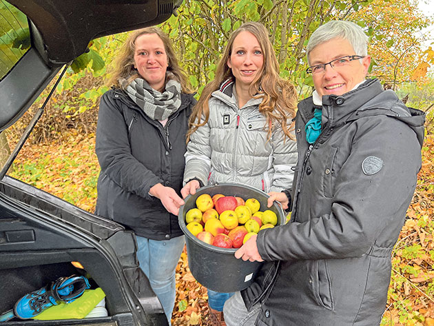 In diesem Jahr haben Verena Müller, Kristin Schmerse und Silke Warnsholdt (v.li.) besonders viele Äpfel und auch Pflaumen gesammelt und über Foodsharing, aber auch an Bekannte und Freunde, verteilt. Foto: ohe In diesem Jahr haben Verena Müller, Kristin Schmerse und Silke Warnsholdt (v.li.) besonders viele Äpfel und auch Pflaumen gesammelt und über Foodsharing, aber auch an Bekannte und Freunde, verteilt. Foto: ohe