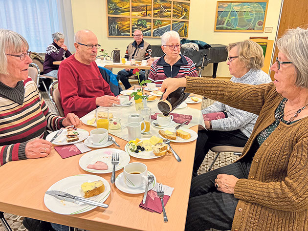 Karin und Jürgen Uternak, Ute Storch sowie Herta Werner und Elfie Lemke (v.li.) treffen sich gerne im Frühstückscafé im Trappenkamper Bürgerhaus. Sie schätzen die Geselligkeit und die leckeren Speisen. Fotos: ohe