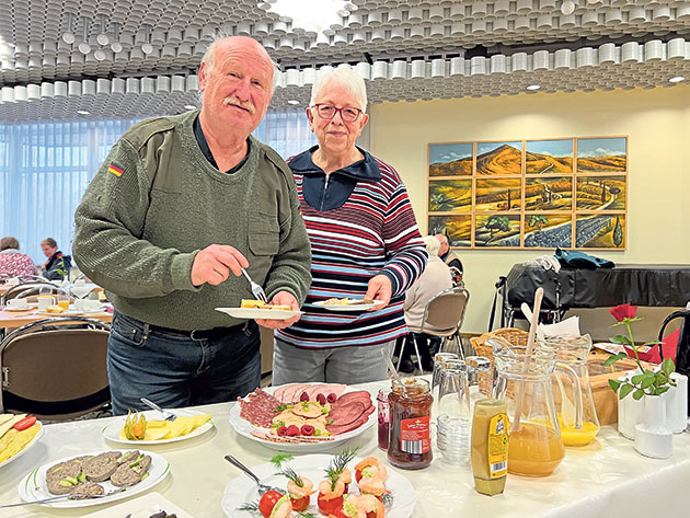 Wolfgang Reklat und Ute Storch schätzen die Auswahl am Buffet.