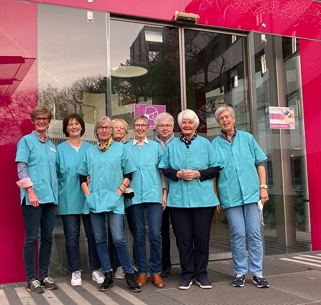 Garbiele Baum, Anne Redemann, Maria Puls, Jutta Bartheidel, Hannelore Mohr, Heidi Langer, Annegret Evers und Marion Bräuer-Nass besuchen als Grüne Damen Patienten in den Segeberger Kliniken. Nicht auf dem Foto ist Ute Davids.Foto: privat