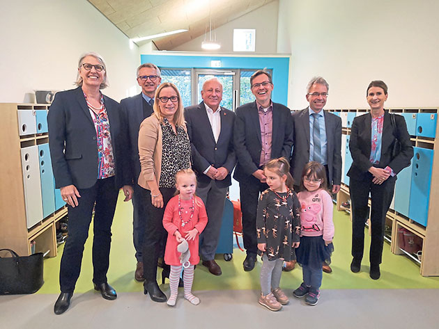 Britta Huckfeldt (3.v.li.) leitet die Kindertagesstätte Kronsheide in Wahlstedt seit vielen Jahren und freut sich mit den Gästen über die neuen Räume. Die wurden feierlich eingeweiht.Foto: hfr