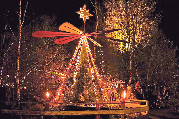 Britta Gehlhaar und Stephan Mense vom Erlebniswald freuen sich auf die Waldweihnacht. Dabei gibt es viele kostenlose Mitmachangebote. Foto: ohe