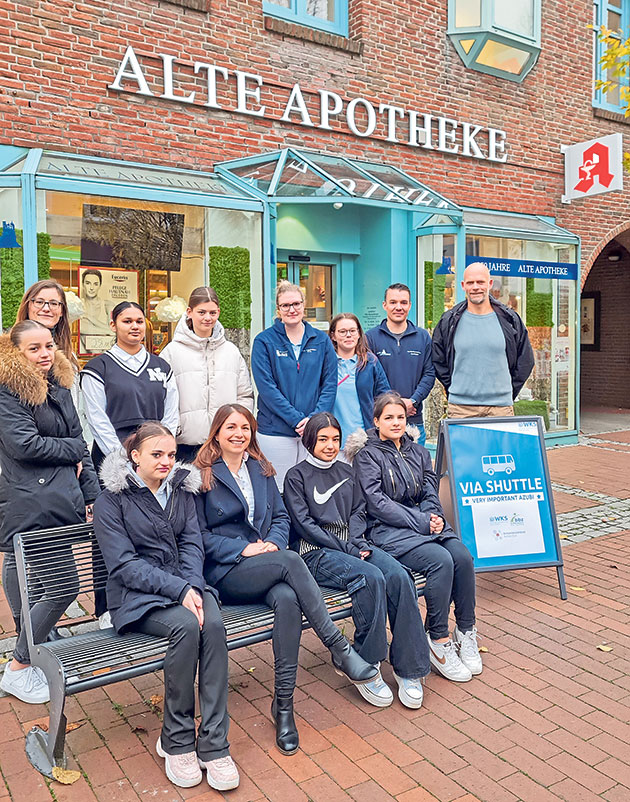 Auch die Alte Apotheke in Bad Segeberg mit Inhaber Dirk Buckenberger (hi.2.v.re.) nahm an dem Azubiworkshop teil, den die WKS mit Till Gottstein (re.) unterstützt hatte.Foto: hfr