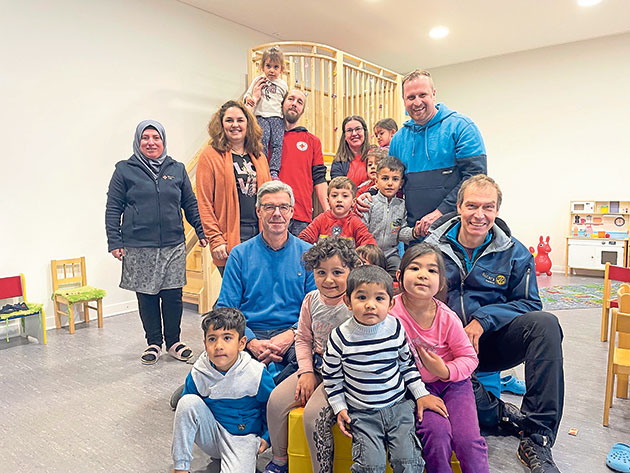 Gemeinsam feierten die Kinder, Betreuerinnen und Rotarier die neuen Spielgeräte in der Kita im Levopark. Gemeinsam feierten die Kinder, Betreuerinnen und Rotarier die neuen Spielgeräte in der Kita im Levopark.