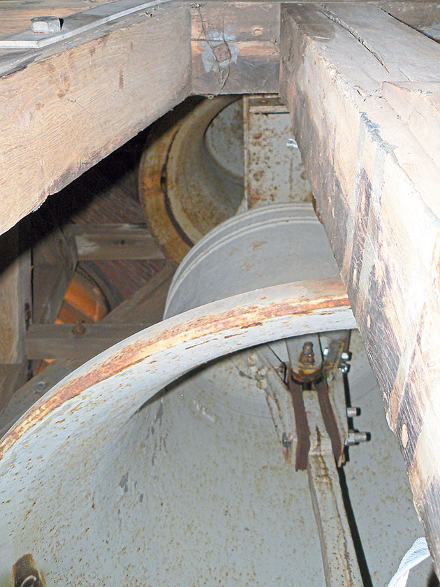 Die Glocken in der Schlamersdorfer Kirche dürfen derzeit keine Töne abgeben. Die Lederhaltung der Klöppel muss ersetzt werden.Foto: hfr