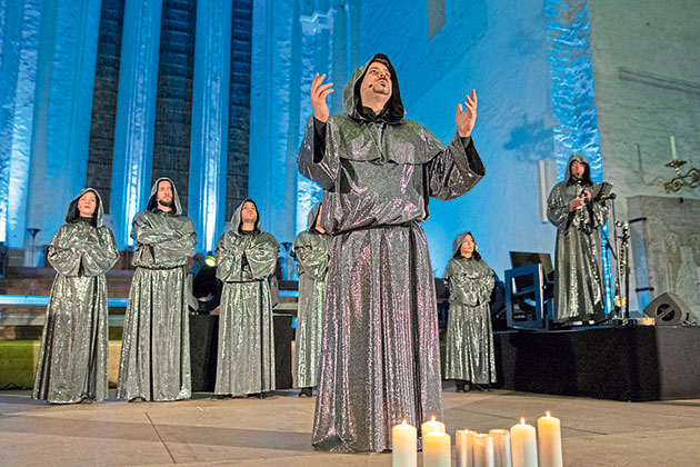 Gekleidet in Mönchsgewändern zelebriert das neunköpfige Ensemble Gregorian Grace ein besonderes Chorerlebnis. Basses Blatt verlost 20 mal zwei Karten für das Konzert in Kiel.Fotos: Bevis M. Nickel